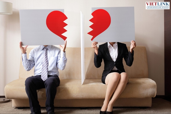 Quan hệ nhân thân giữa vợ và chồng chấm dứt sau ly hôn
