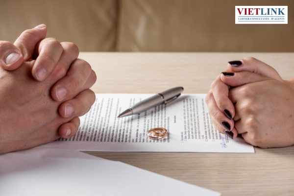 Chuẩn bị giấy tờ và nộp hồ sơ là bước đầu tiên và quan trọng để tiến hành thủ tục ly hôn đơn phương